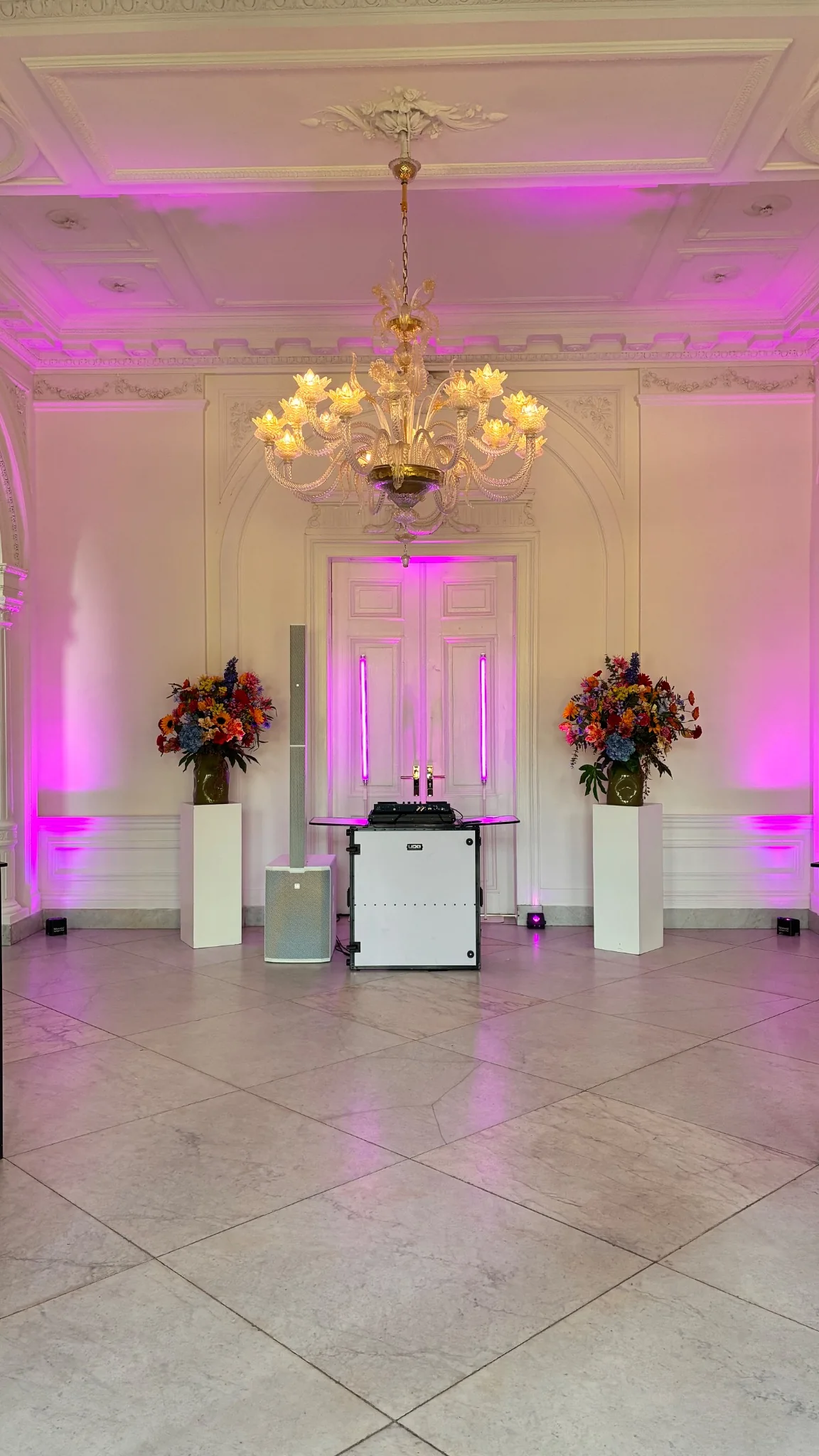 Professionele DJ-opstelling met licht en geluid in Zuid-Limburg