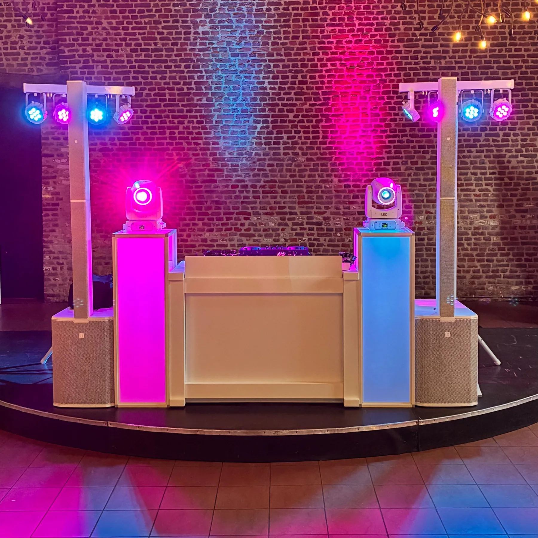 Professionele DJ-opstelling met licht en geluid in Zuid-Limburg