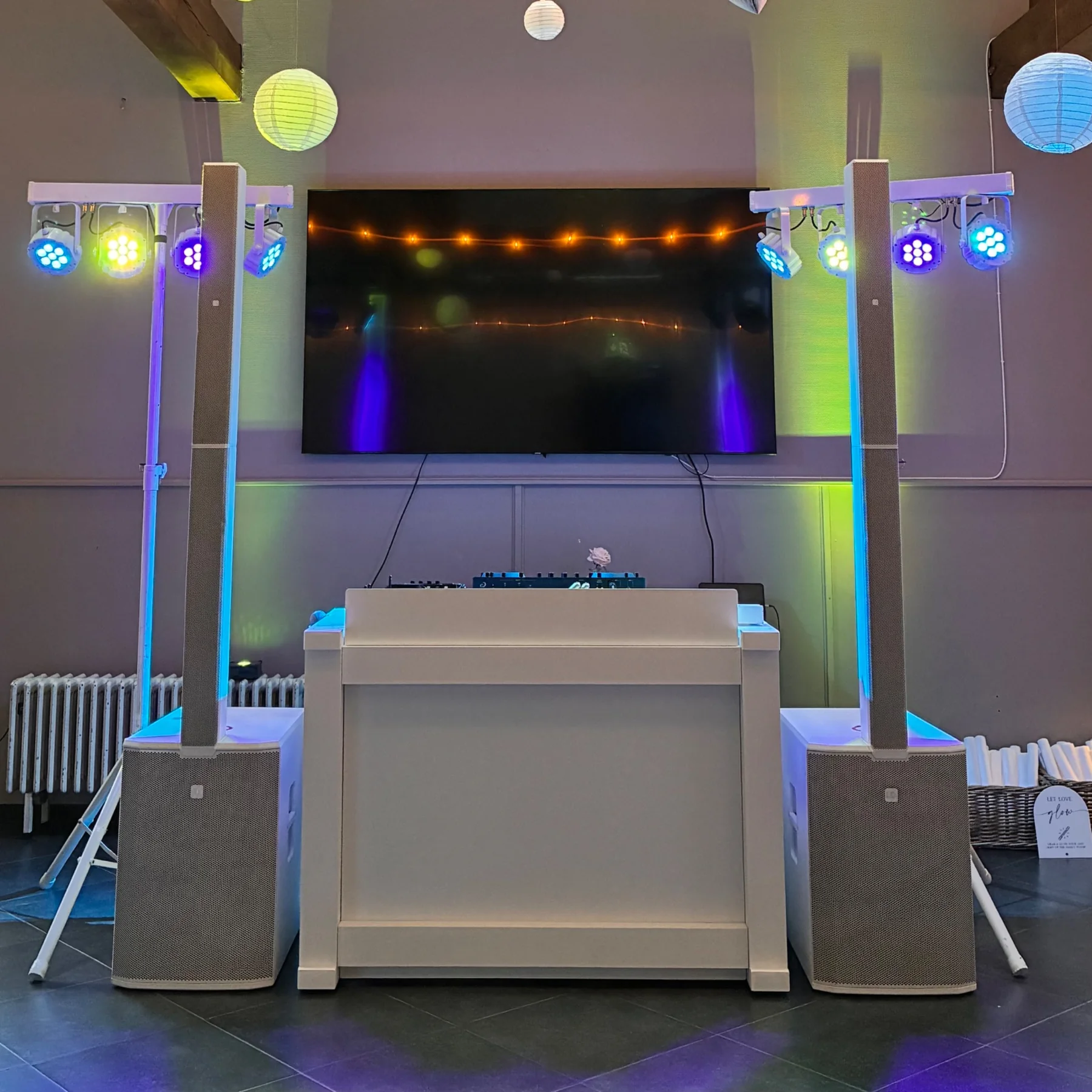 Professionele DJ-opstelling met licht en geluid in Zuid-Limburg